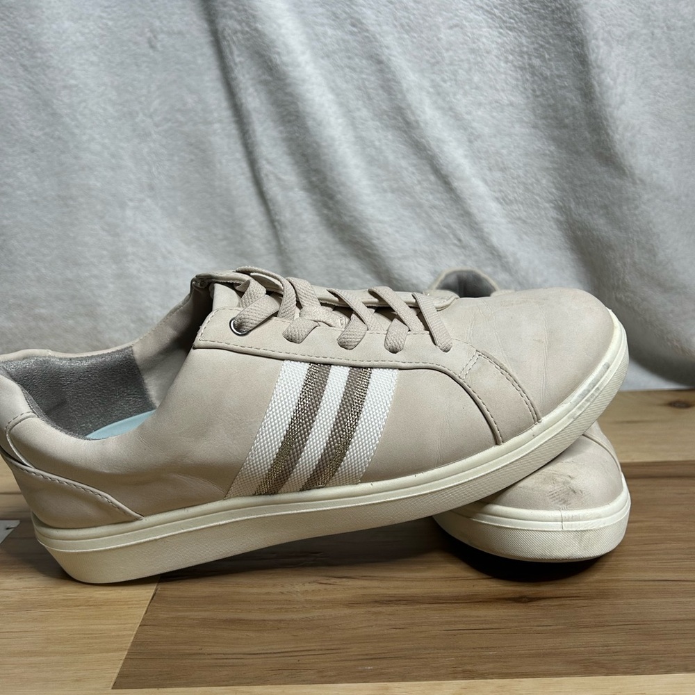 Life Stride Beige Athletic Shoes with Stripes